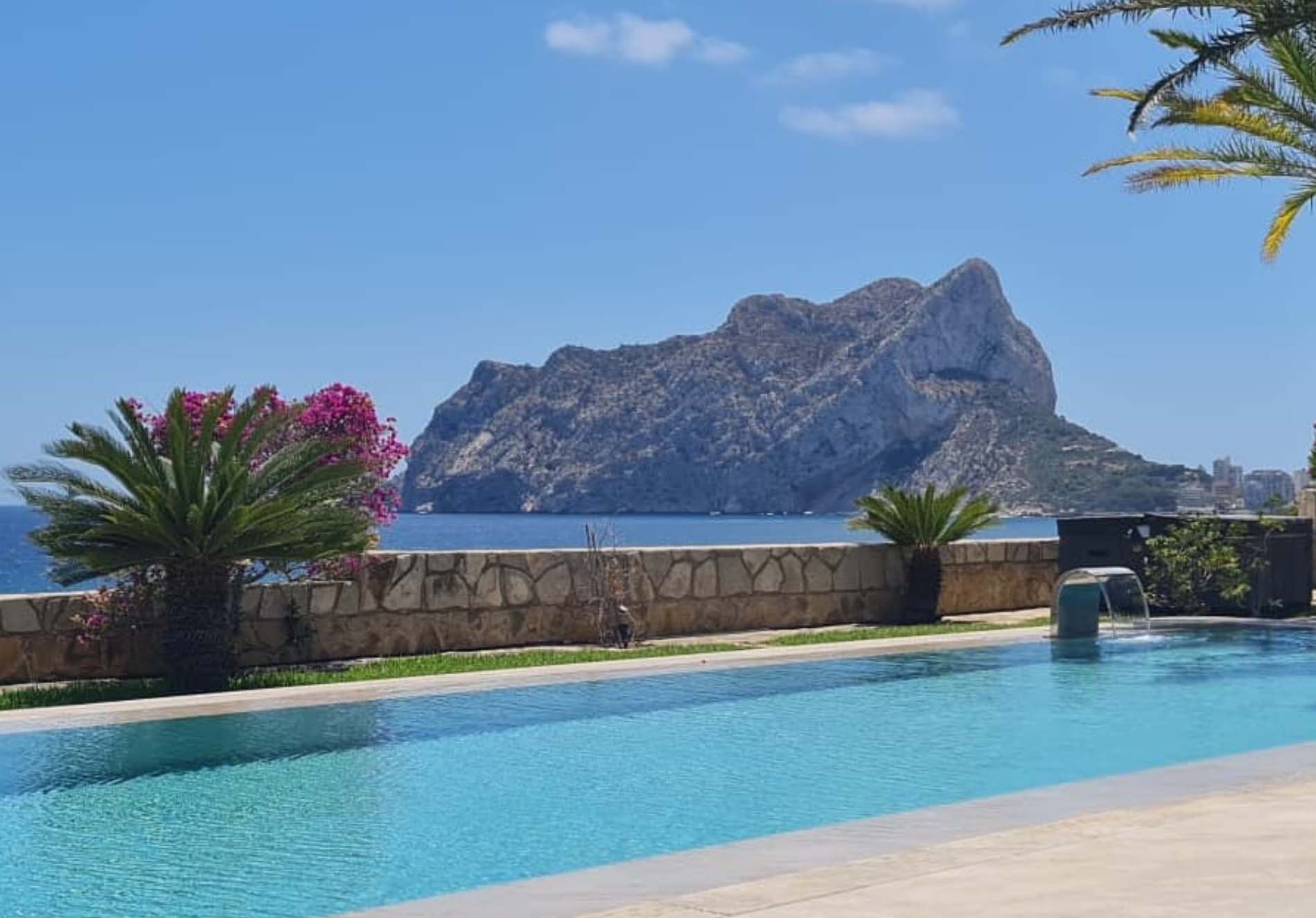 Piscinas-Infinity:-lujo-y-diseño-que-se-funden-con-el-paisaje